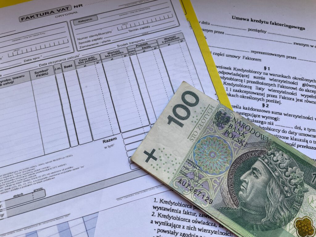 Układ konsumencki zamiast upadłości? pieniądze na stole z dokumentami