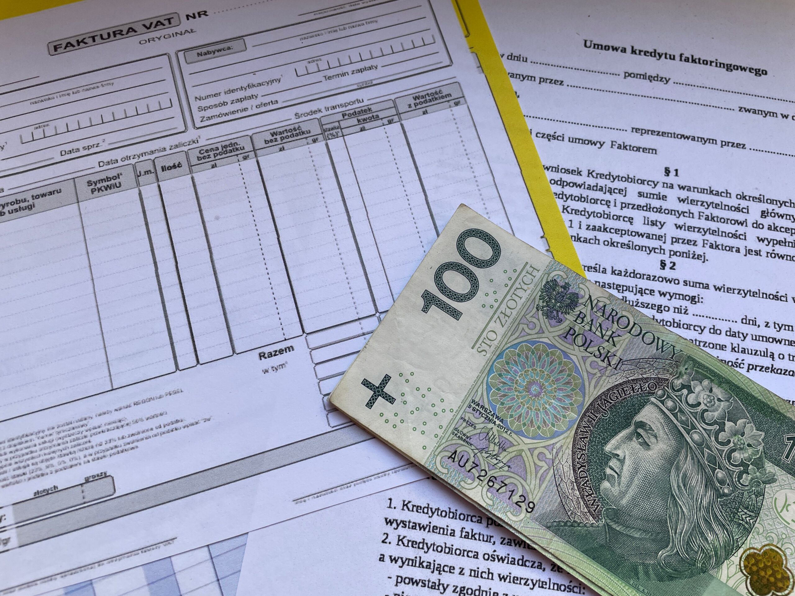 Blog pieniądze na stole z dokumentami